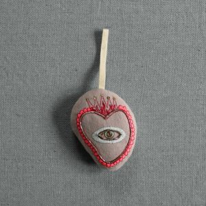 "Sacred Heart" Adorno Bordado, Relleno con Lavanda
